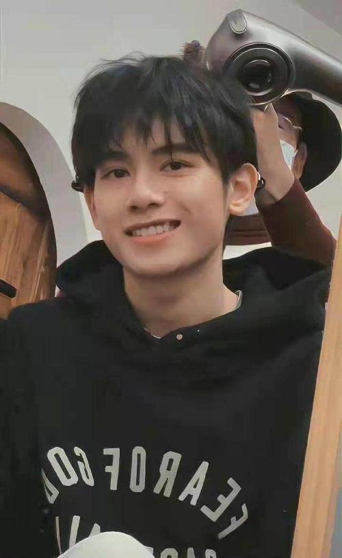 余文乐镜子自拍搞笑,搞笑自拍引网友热议